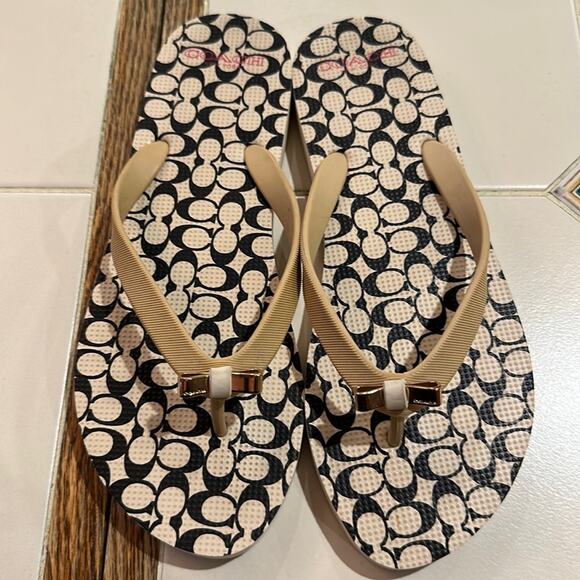 Coach rubber flip flops size 7/8 NWOT - Picture 1 of 4